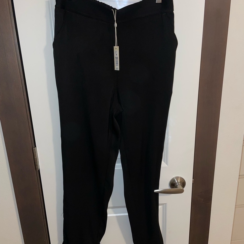 Max Studio, black sz medium black cropped pants. Perfect for work.